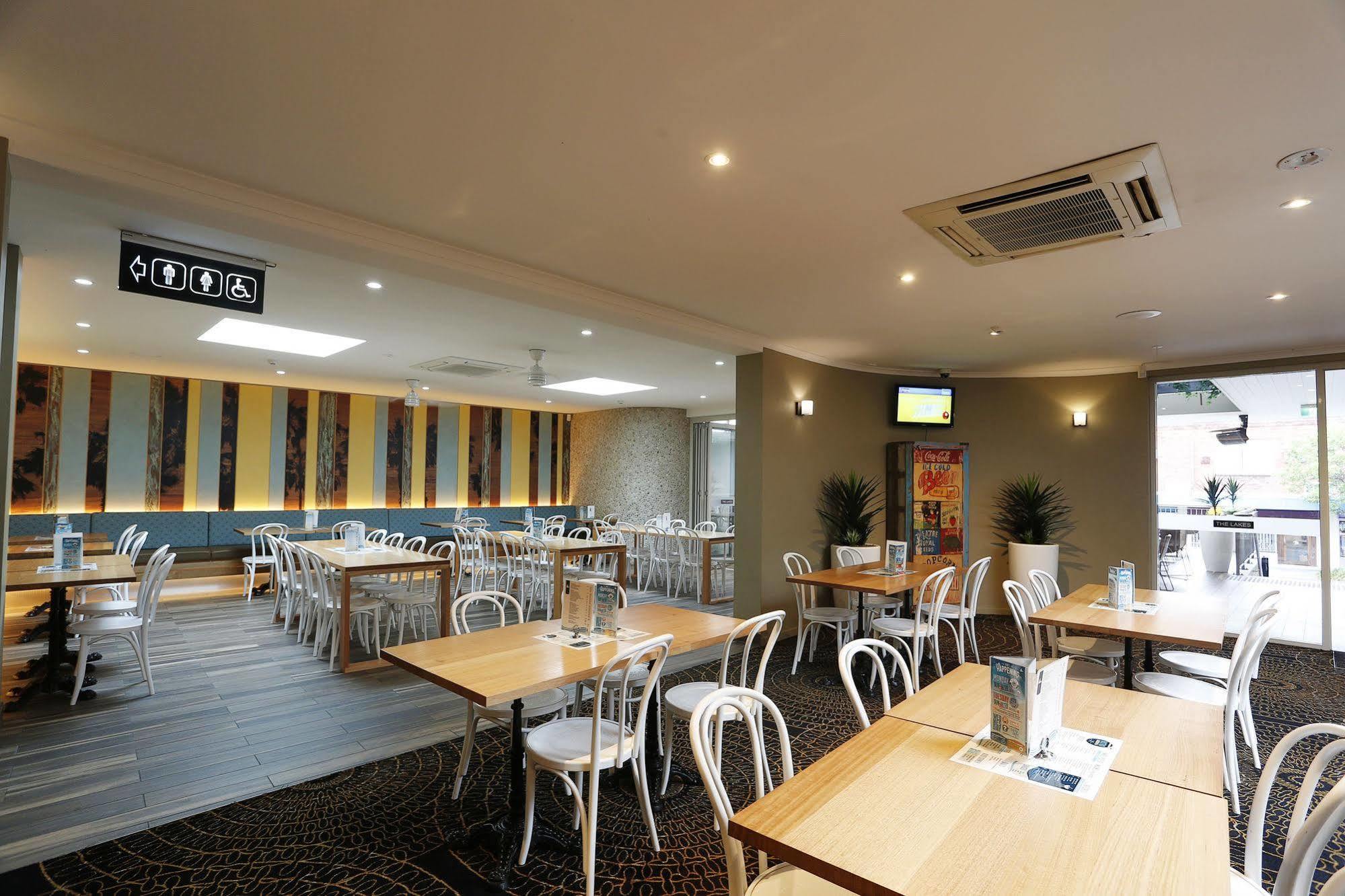 The Lakes Hotel Entrance Exterior foto