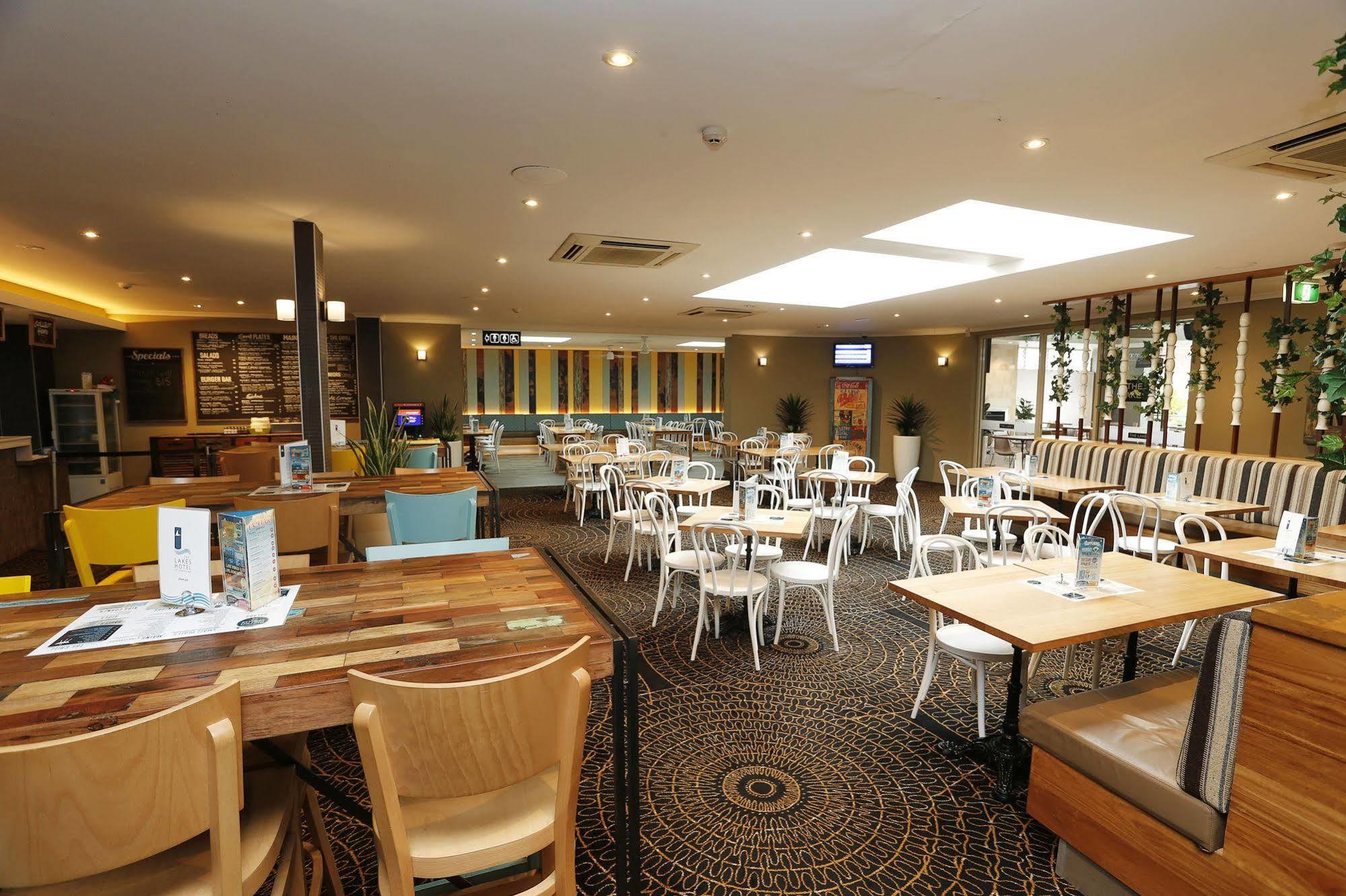 The Lakes Hotel Entrance Exterior foto