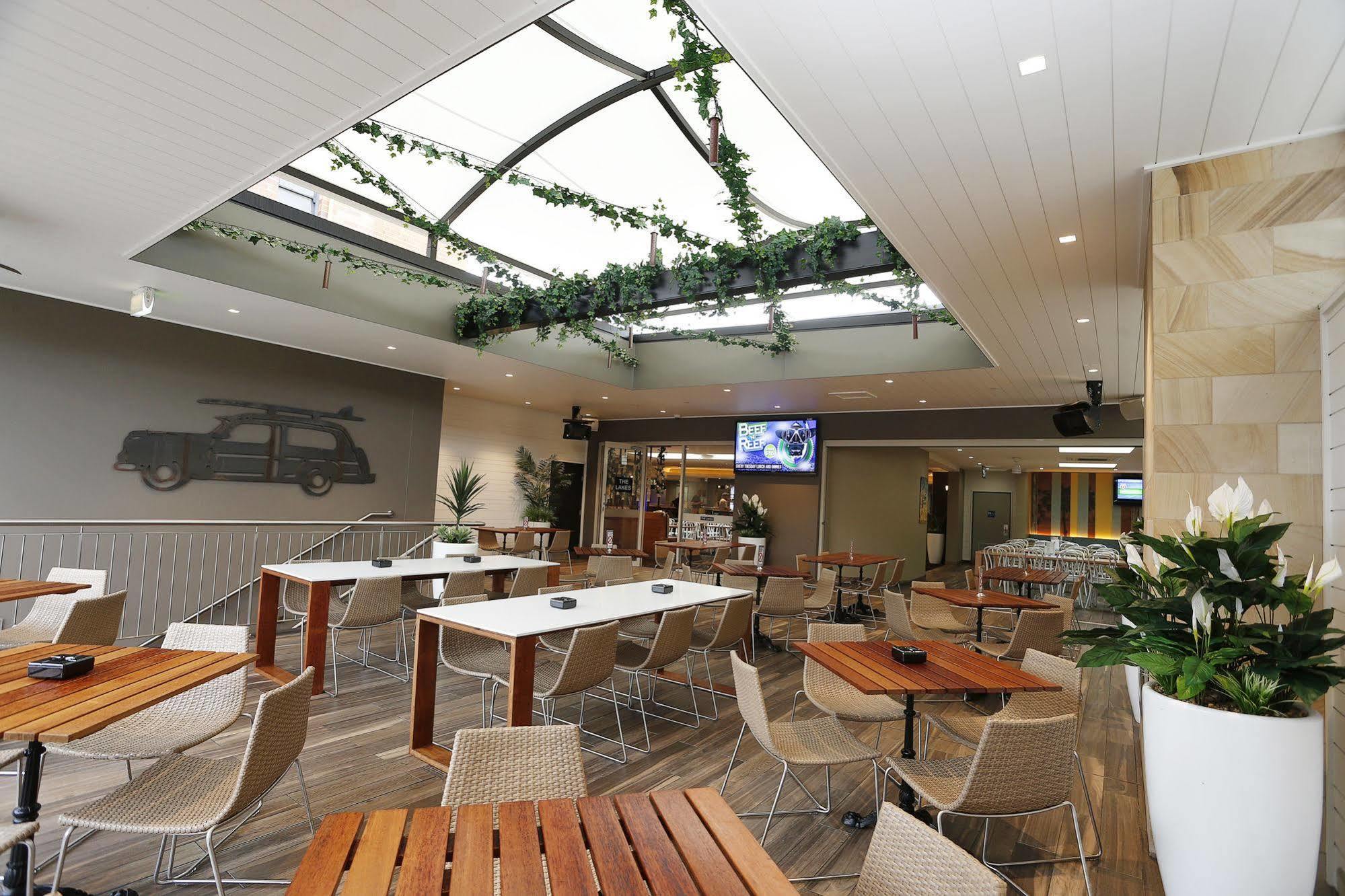 The Lakes Hotel Entrance Exterior foto