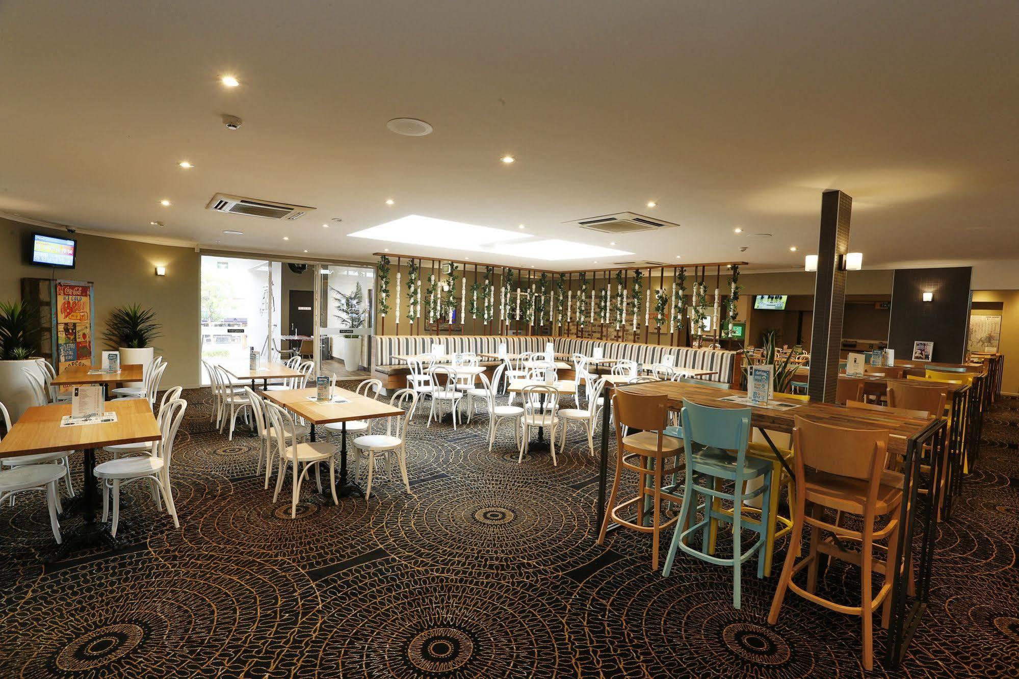 The Lakes Hotel Entrance Exterior foto