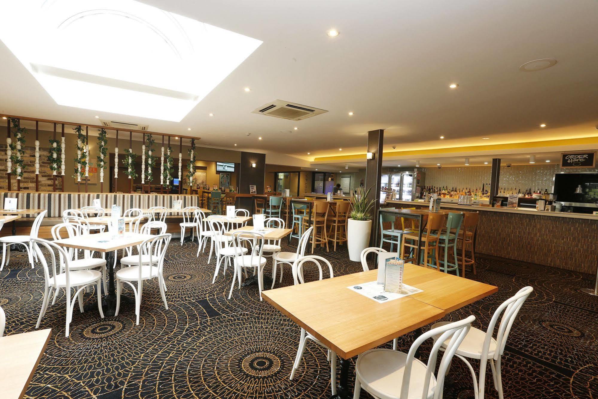 The Lakes Hotel Entrance Exterior foto