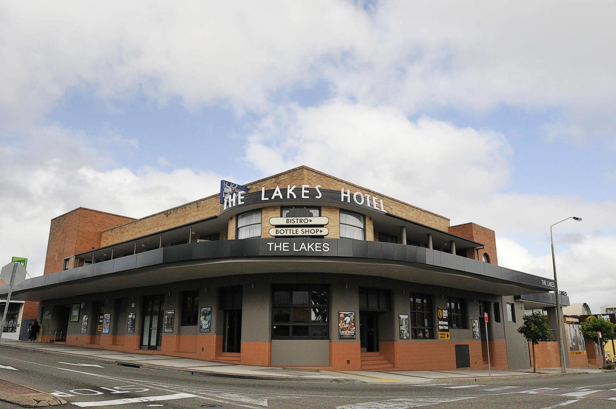 The Lakes Hotel Entrance Exterior foto